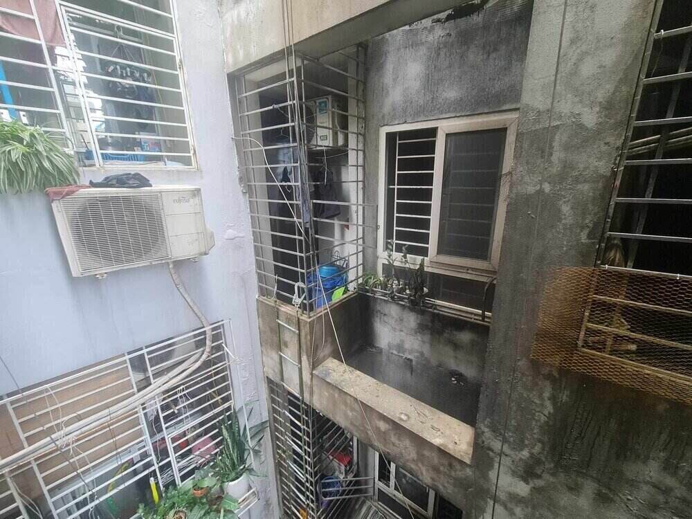 Chiếc thang dây đã giúp 7 người thoát nạn trong vụ cháy chung cư mini. Ảnh: Hải Nguyễn