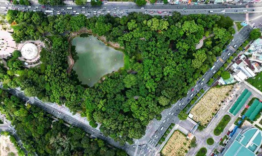 Công viên Hoàng Văn Thụ (quận Tân Bình) hiện không có bãi giữ xe cho người dân khi đến tập thể dục.  Ảnh: Hữu Chánh