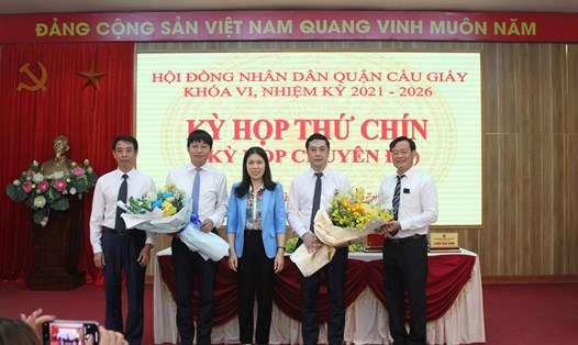 Lãnh đạo quận Cầu Giấy tặng hoa, chúc mừng ông Trần Việt Hà (thứ hai từ trái qua) và ông Ngô Ngọc Phương (thứ hai từ phải qua) - Ảnh: HĐND quận Cầu Giấy
