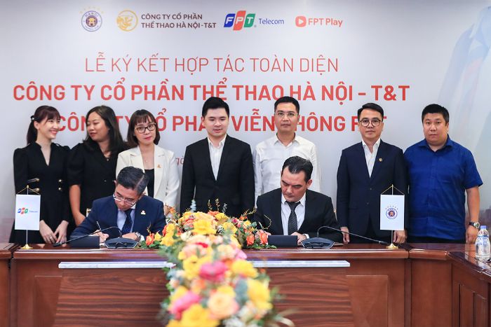 FPT Play và Công ty Cổ phần Thể thao Hà Nội T&T ký kết biên bản hợp tác toàn diện trong 4 năm. Ảnh: FPT Play