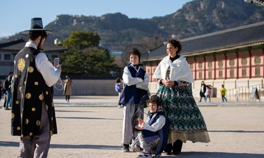 Du khách nước ngoài đến thăm cung điện Gyeongbokgung, mặc hanbok để chụp hình. Ảnh: Xinhua