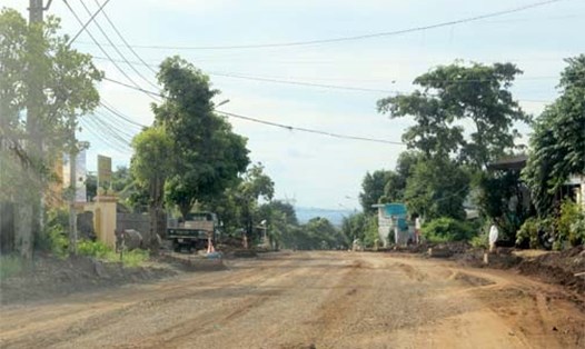 Nhà thầu đang triển khai thi công Dự án Cải tạo nâng cấp Tỉnh lộ 1 ở Đắk Lắk. Ảnh: Phan Tuấn