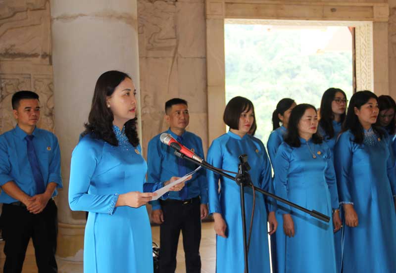 Chủ tịch LĐLĐ Cao Bằng Lý Thị Huệ - báo công với Bác. Ảnh: Tân Văn.
