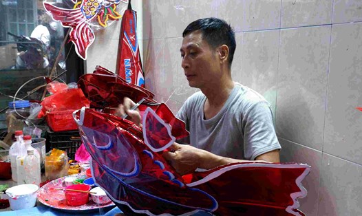 Ông Nguyễn Văn Thành ở làng nghề Phú Bình tỉ mỉ trang trí cho chiếc lồng đèn.  Ảnh: Phương Uyên