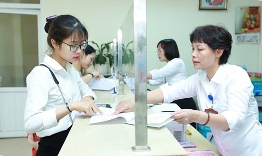 Người dân thực hiện thủ tục hành chính tại công sở ở Hà Nội. Ảnh: Hải Nguyễn
