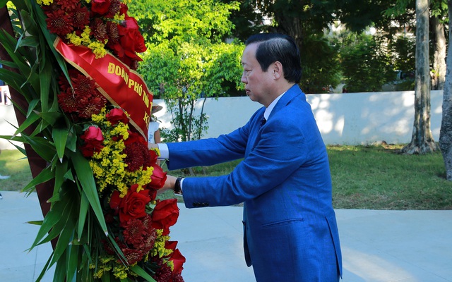 Phó Thủ tướng Trần Hồng Hà dâng hoa tưởng niệm trước tượng đài Chủ tịch Hồ Chí Minh. Ảnh: VGP