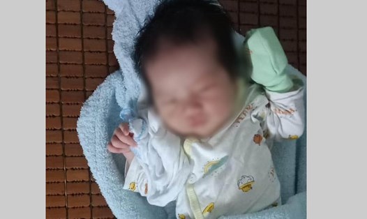Phát hiện bé trai 5 ngày tuổi bị bỏ rơi trong đêm ở Thái Bình. Ảnh: Đông Hưng 24h