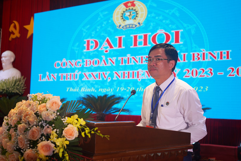Ông Bùi Xuân Vinh - Chủ tịch LĐLĐ tỉnh Thái Bình phát biểu tại đại hội. Ảnh: Lương Hà