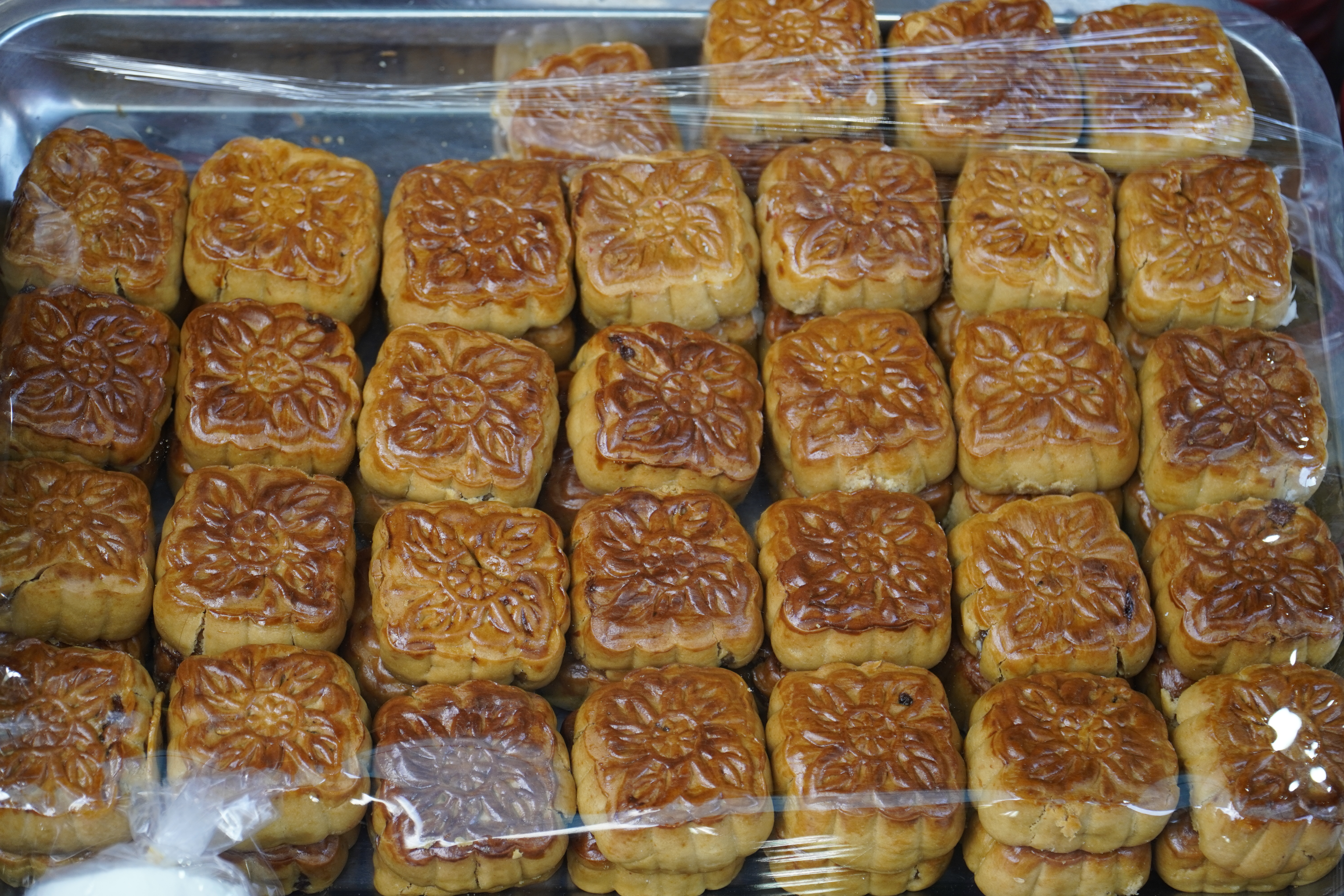 Nhiều loại bánh trung thu không rõ nguồn gốc được bày bán tràn lan. Ảnh: Ngọc Lê