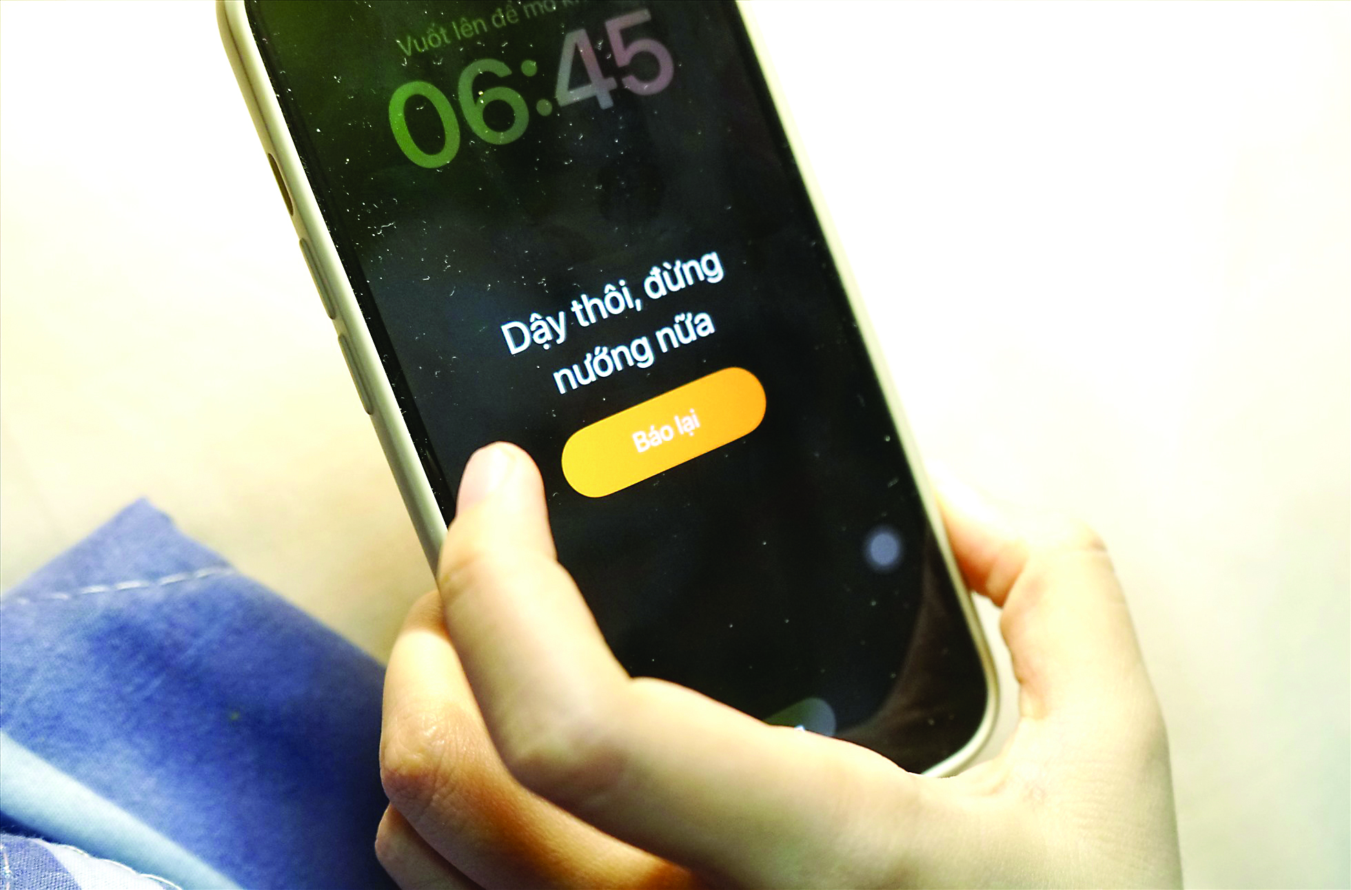 Nên để đồng hồ báo thức cách xa giường ngủ và đặt báo thức gần với thời điểm cần thức dậy. Ảnh: Thanh Thanh