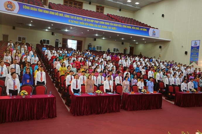 300 đại biểu dự  phiên làm việc đầu tiên Đại hội Công đoàn Ninh Bình lần thứ XVI