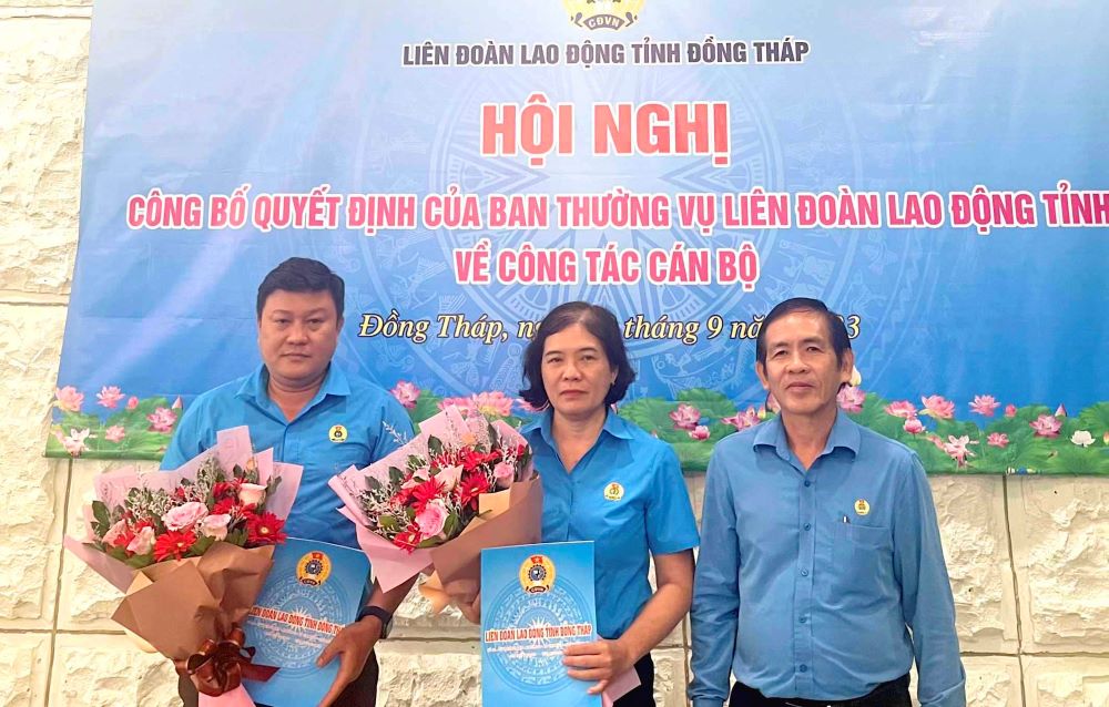 Chủ tịch LĐLĐ tỉnh Đồng Tháp Trần Hoàng Vũ (ngoài cùng, bên phải) trao quyết định điều động, bổ nhiệm bà Nguyễn Thị Thủy Tiên (giữa) và phân công nhiệm vụ ông Nguyễn Thanh Nhàn. Ảnh: Lâm Điền
