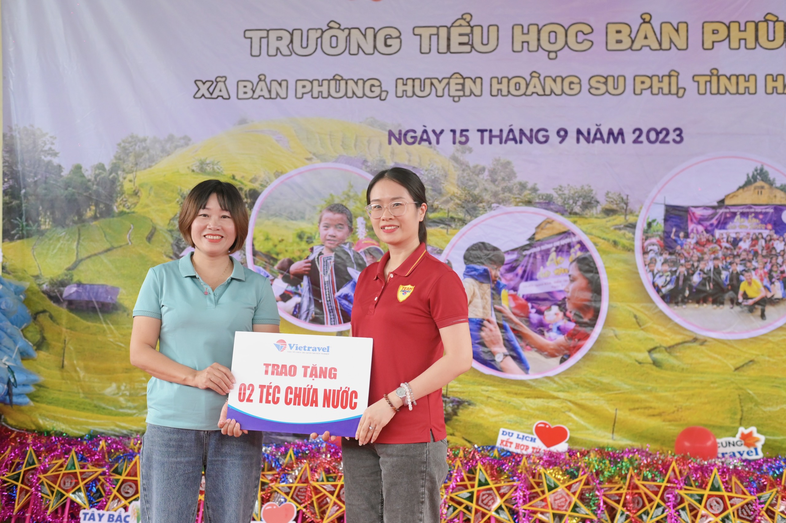 Cô Phạm Thị Thu Hà – Hiệu trưởng nhà trường đại diện nhận các phần quà- Ảnh: Vietravel