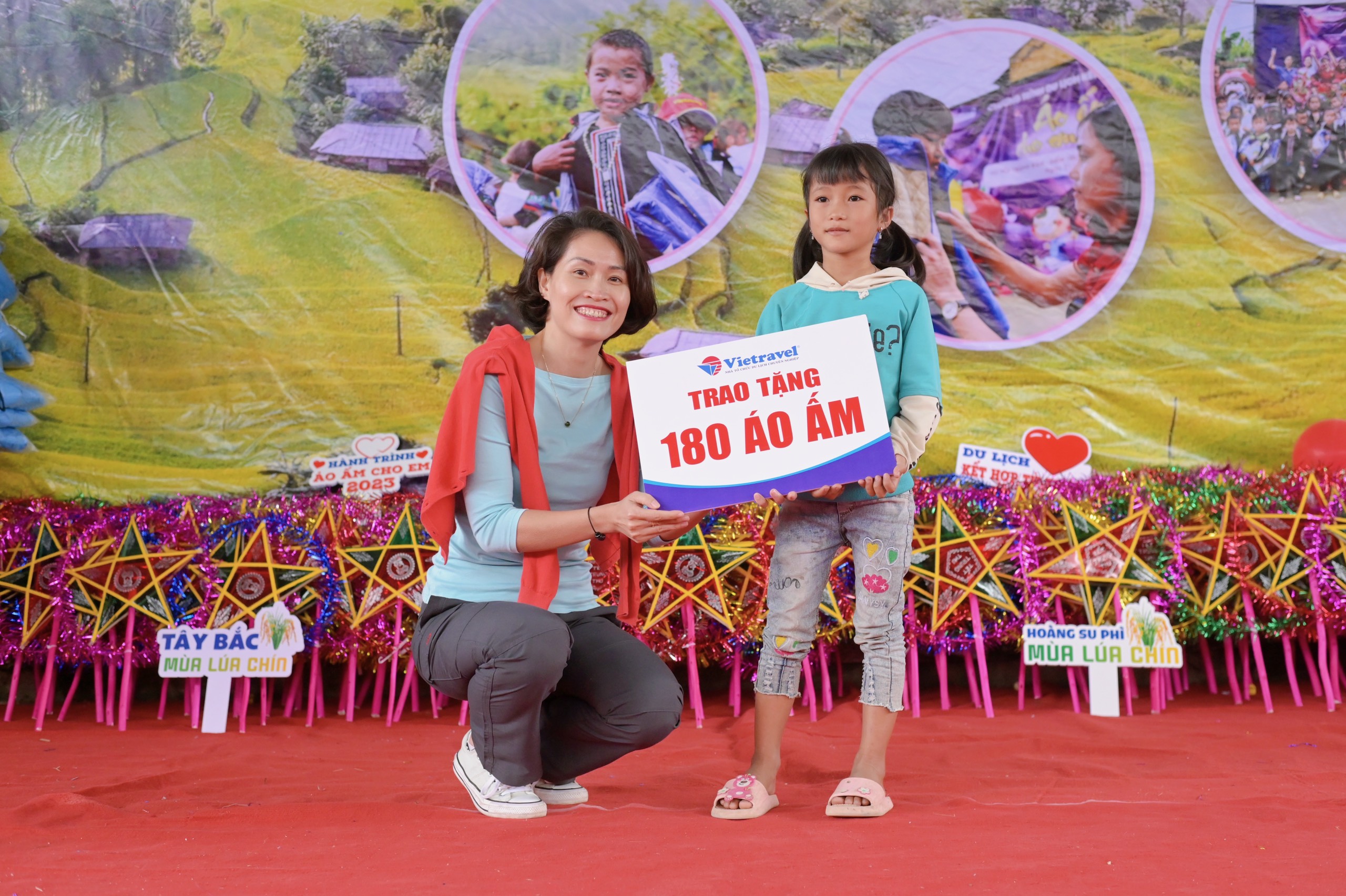 Chương trình trao tặng nhiều món quà thiết thực. Ảnh: Vietravel