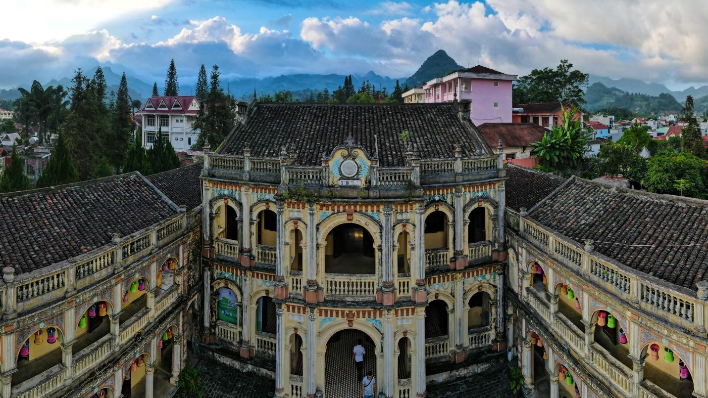 Kiến trúc ấn tượng của dinh thự Vua Hoàng A Tưởng tại Bắc Hà. Ảnh: Vietravel