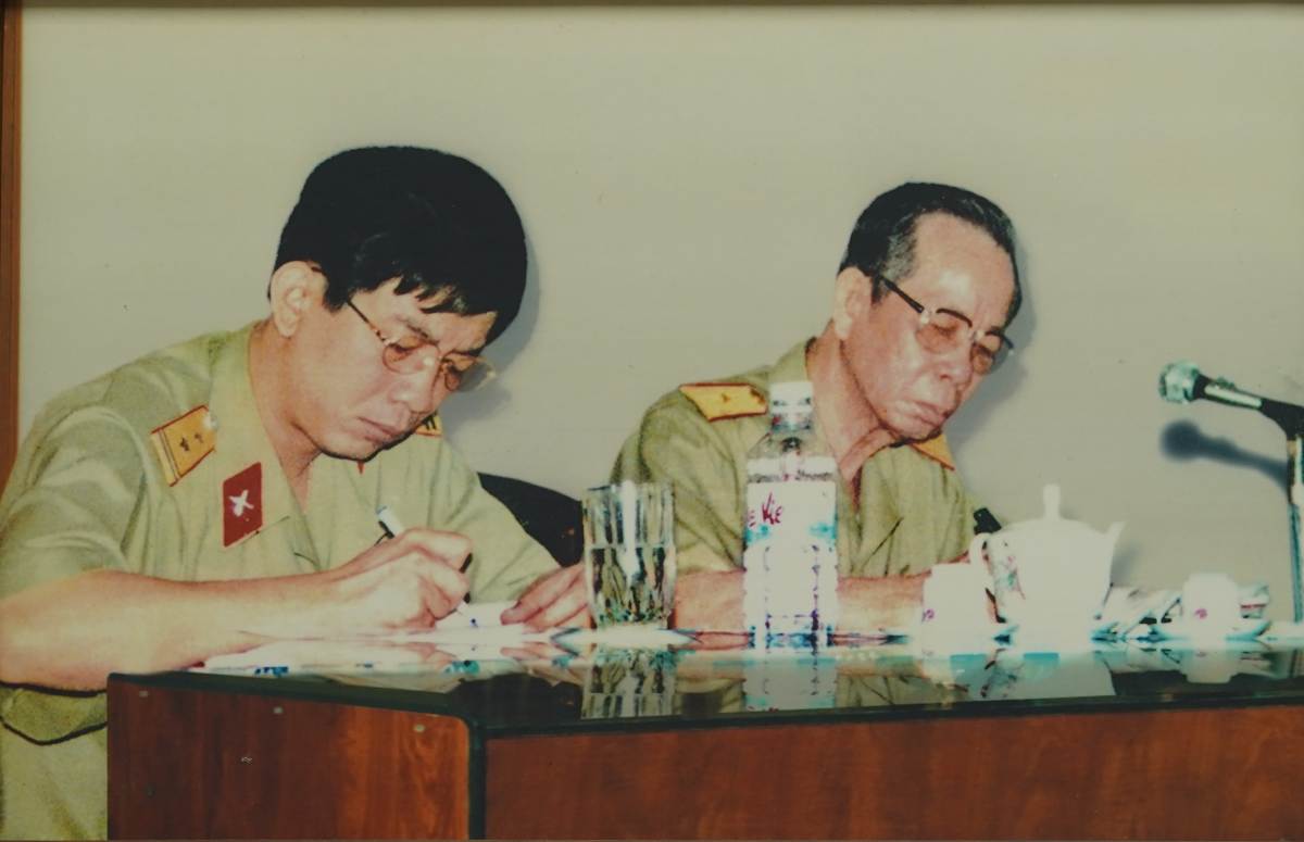 Ông Nguyễn Chí Vịnh (trái) và người thầy tình báo tài ba của ông - Anh hùng LLVTND Đặng Trần Đức. Ảnh: Tư liệu PGS.TS Bùi Chí Trung cung cấp. 