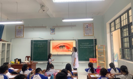 Nhân viên y tế trường Tiểu học Trần Phú, TP Kon Tum hướng dẫn học sinh cách phòng bệnh. Ảnh: Lê Nguyên 