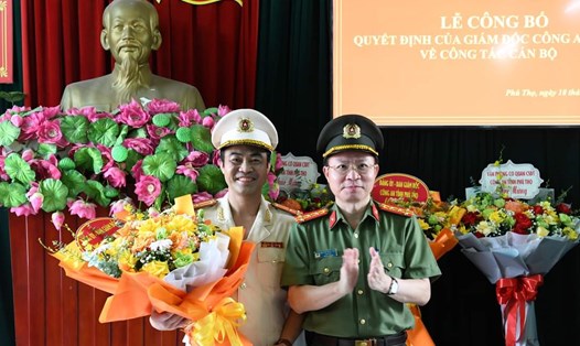 Đại tá Nguyễn Minh Tuấn - Giám đốc Công an tỉnh Phú Thọ (bên phải) tặng hoa chúc mừng các lãnh đạo đơn vị nhận công tác mới. Ảnh: Công an tỉnh Phú Thọ.
