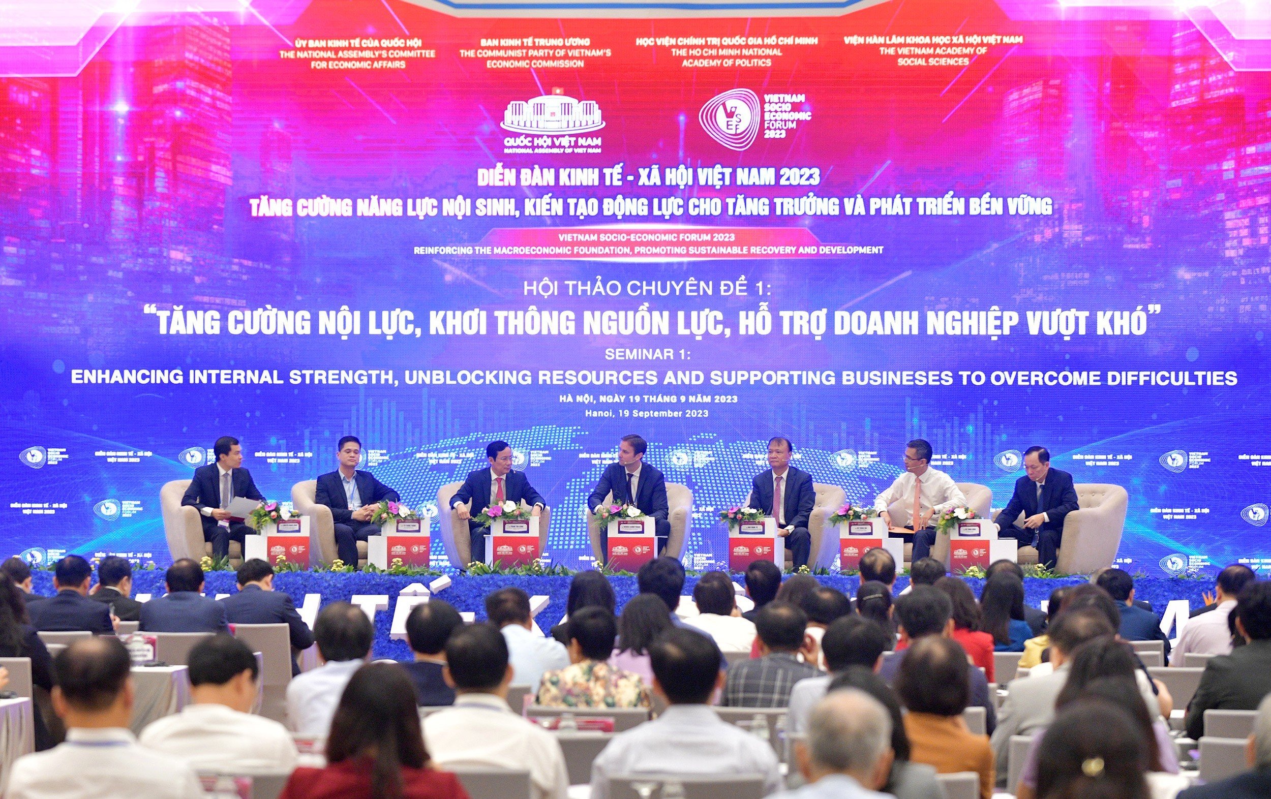 Chuyên đề 1 của Diễn đàn Kinh tế - xã hội năm 2023 với chủ đề ‘’Tăng cường nội lực, khơi thông nguồn lực, hỗ trợ doanh nghiệp vượt khó". Ảnh: VPQH