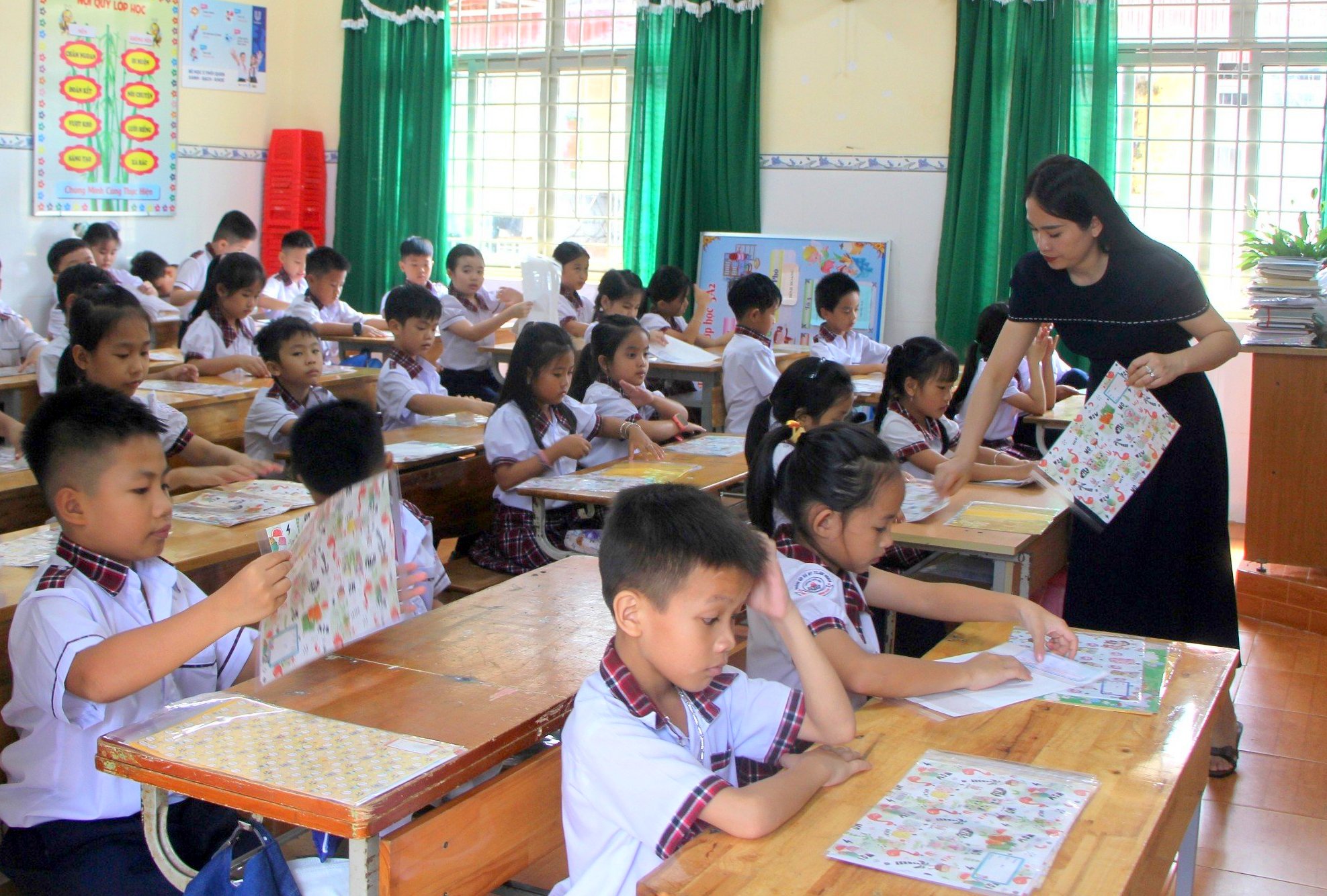 Giáo viên ở Đắk Nông trong một tiết học. Ảnh: Bảo Lâm