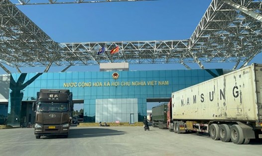 Hoạt động xuất nhập khẩu qua cửa khẩu Móng Cái, Quảng Ninh. Ảnh: Cục hải quan Quảng Ninh