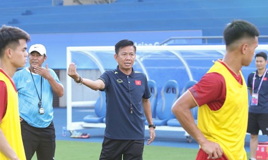 Huấn luyện viên Hoàng Anh Tuấn dẫn dắt Olympic Việt Nam tại ASIAD 19. Ảnh: VFF
