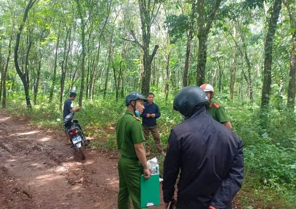 Lực lượng chức năng làm việc với các đối tượng sử dụng kích điện để bắt giun đất. Ảnh: Người dân cung cấp