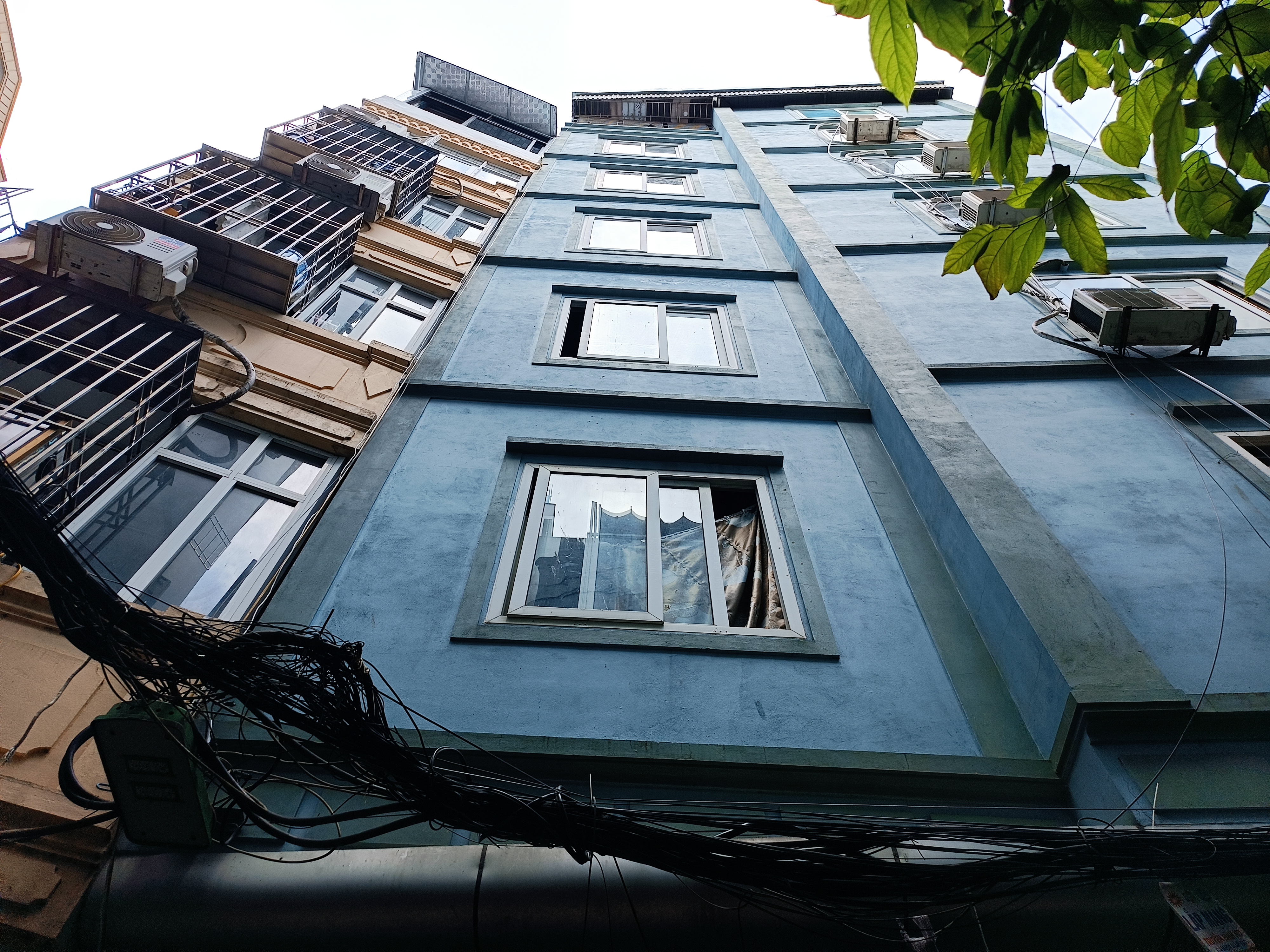 Nhiều chủ tòa nhà chung cư mini tại TP Hà Nội rơi vào thế khó khi lắp đặt hệ thống thang thoát hiểm, hệ thống phòng cháy chữa cháy. Ảnh: Thu Giang 