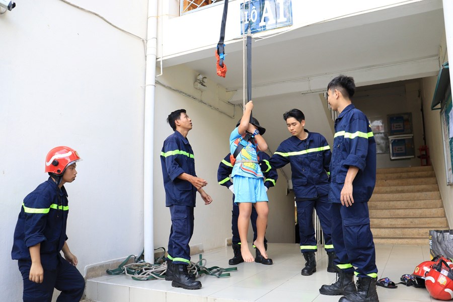 7 kĩ năng sinh tồn trong đám cháy mà trẻ em cần biết