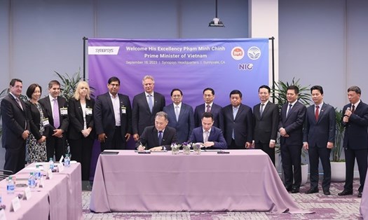 Thủ tướng Phạm Minh Chính chứng kiến ký kết hợp tác giữa Bộ Thông tin và Truyền thông với công ty Synopsys. Ảnh: TTXVN