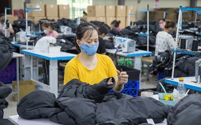 Công nhân nhà máy may xuất khẩu ở huyện Cam Lộ (tỉnh Quảng Trị). Ảnh: Hưng Thơ