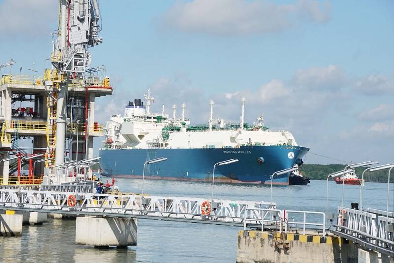 PV GAS tiếp nhận thành công chuyến tàu LNG đầu tiên đến Việt Nam. Ảnh: PV GAS