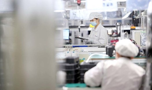 Công nhân sản xuất linh kiện điện tử trong KCN tại Bắc Ninh. Ảnh: Vân Trường
