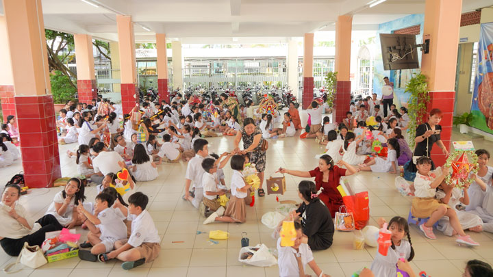 Ghi nhận tại trường tiểu học Ngô Quyền (quận Ninh Kiều, TP Cần Thơ), không khí Trung thu đang rộn ràng, các em học sinh đang hào hứng làm lồng đèn, tham gia các hoạt động Vui Trung thu do nhà trường tổ chức.