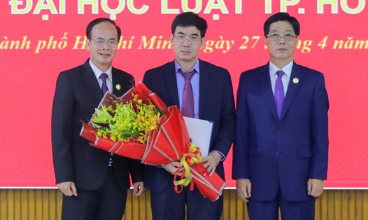 TS Lê Trường Sơn nhận quyết định phụ trách Trường ĐH Luật TP Hồ Chí Minh từ ngày 1.5.2023. Ảnh: Nhà trường cung cấp