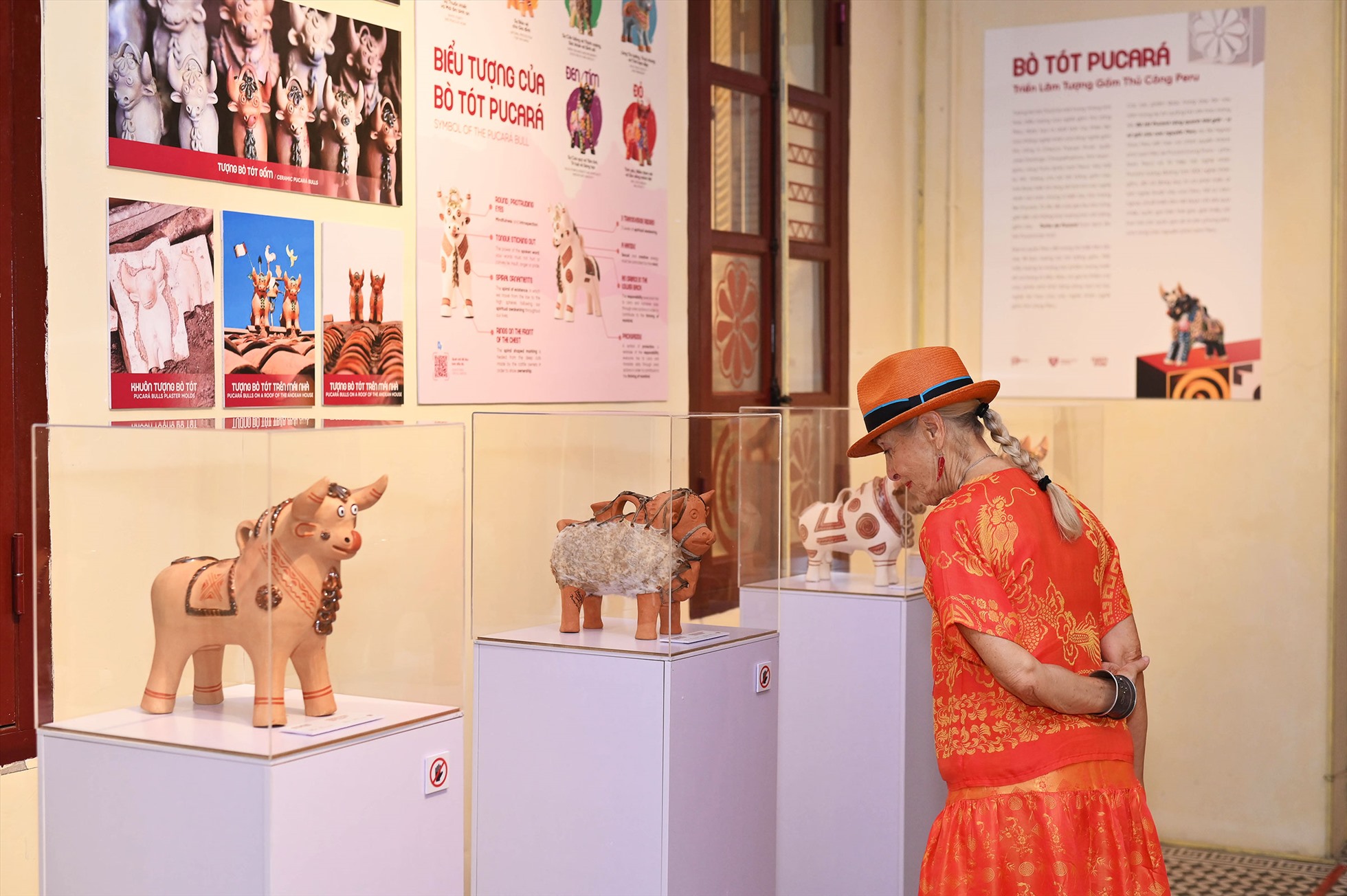 Khách tham quan tìm hiểu về câu chuyện của tượng bò tót Pucará, với nguồn gốc gắn liền với tập tục và truyền thống của người Peru xưa.