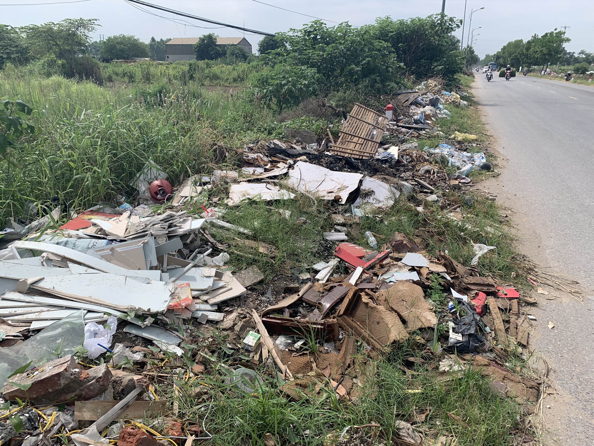 Tình trạng ngập rác thải trên Quốc lộ 23B đoạn qua huyện Mê Linh, Hà Nội đã được khắc phục sau phản ánh của Báo Lao Động. Ảnh: Giang Đăng