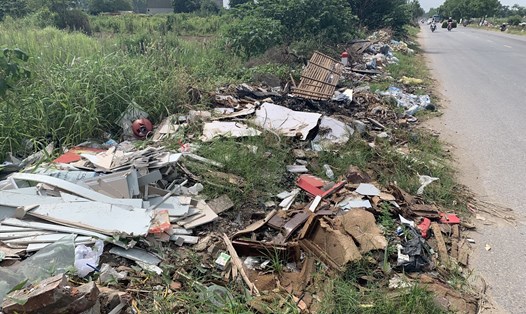Tình trạng ngập rác thải trên Quốc lộ 23B đoạn qua huyện Mê Linh, Hà Nội đã được khắc phục sau phản ánh của Báo Lao Động. Ảnh: Giang Đăng