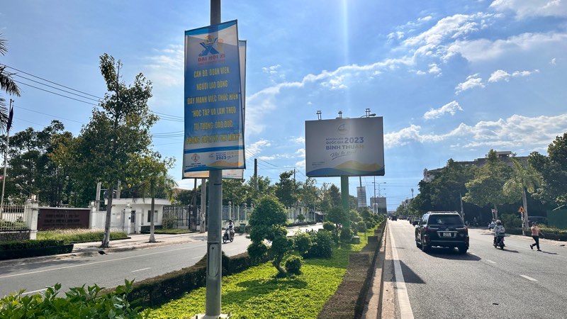 Băng rôn được treo ở tuyến đường trung tâm TP Phan Thiết. Ảnh: Duy Tuấn