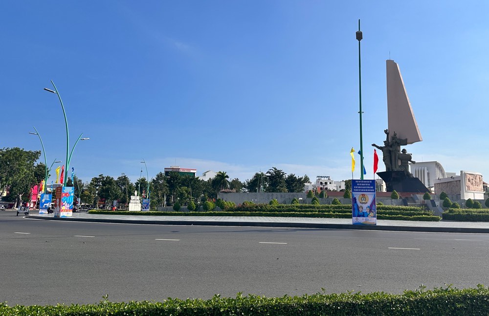 Tại vòng xoay tượng đài Chiến Thắng, trung tâm TP Phan Thiết, các khẩu hiệu, cờ hoa chào mừng được đặt xung quanh vòng xoay. Ảnh: Duy Tuấn