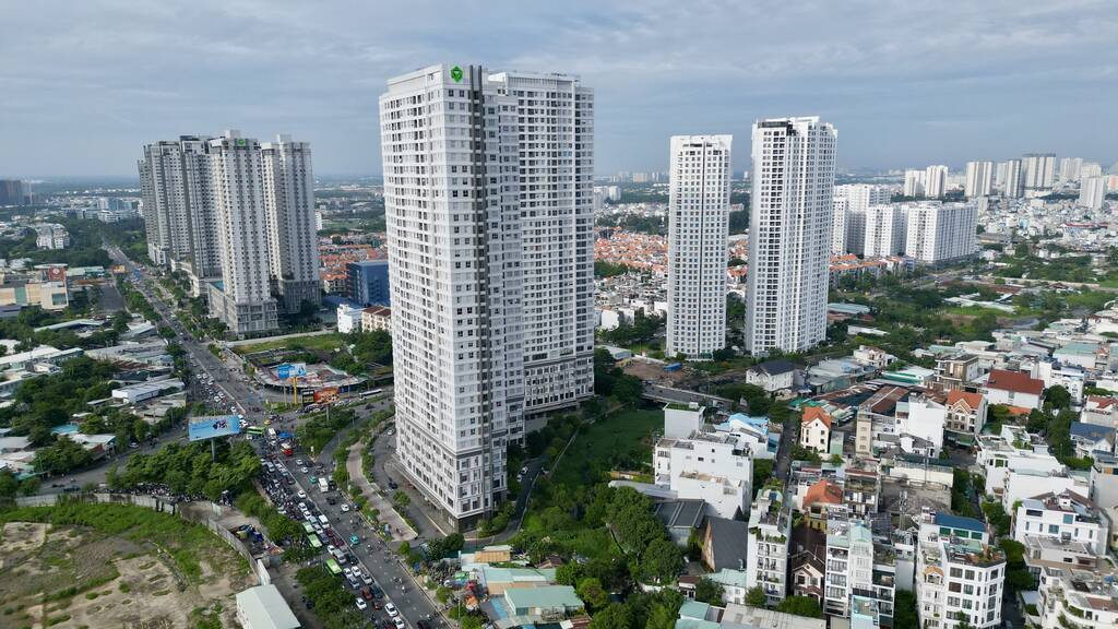 Ở cửa ngõ phía Nam Sài Gòn, đường Nguyễn Hữu Thọ - trục đường chính nối quận 7 và Nhà Bè - cũng là “điểm đen” kẹt xe. Dọc tuyến đường này có hàng chục dự án chung cư với khoảng 100.000 căn hộ.