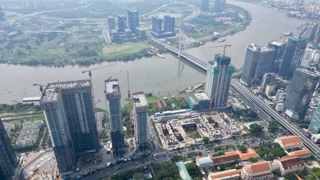 Trên tuyến đường Nguyễn Đức Cảnh cũng có nhiều dự án cao ốc với quy mô hàng chục nghìn căn hộ. Ngay góc đường Nguyễn Hữu Cảnh và Tôn Đức Thắng, một vài cao ốc đang được xây dựng với hàng nghìn căn hộ trong tương lai.