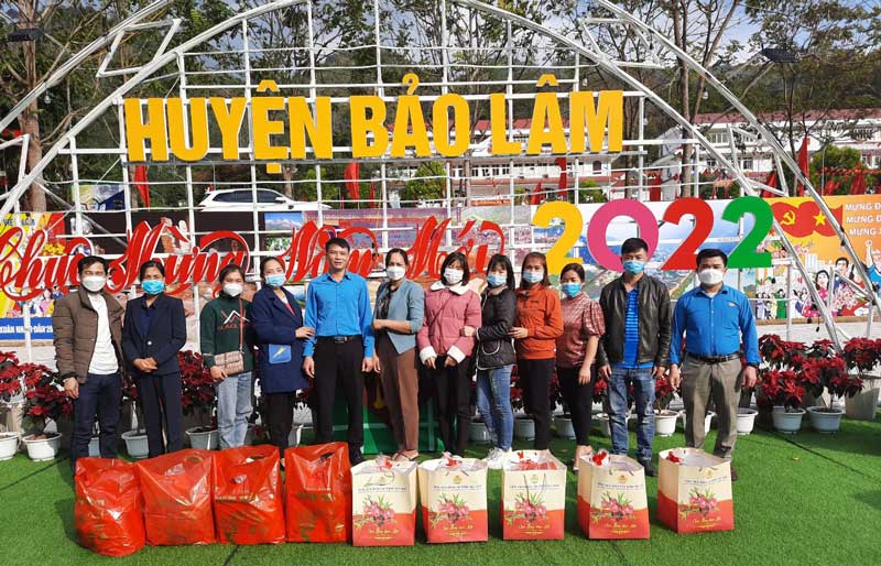 Lãnh đạo Liên đoàn Lao động huyện Bảo Lâm trao quà tết 2022. Ảnh: Tân Văn. 