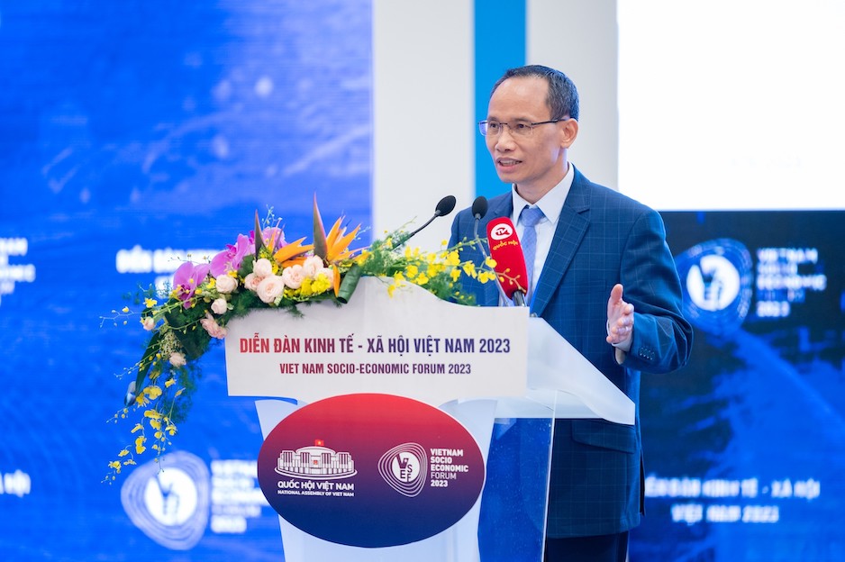 TS Cấn Văn Lực, chuyên gia Kinh tế trưởng Ngân hàng BIDV phát biểu. Ảnh: VPQH