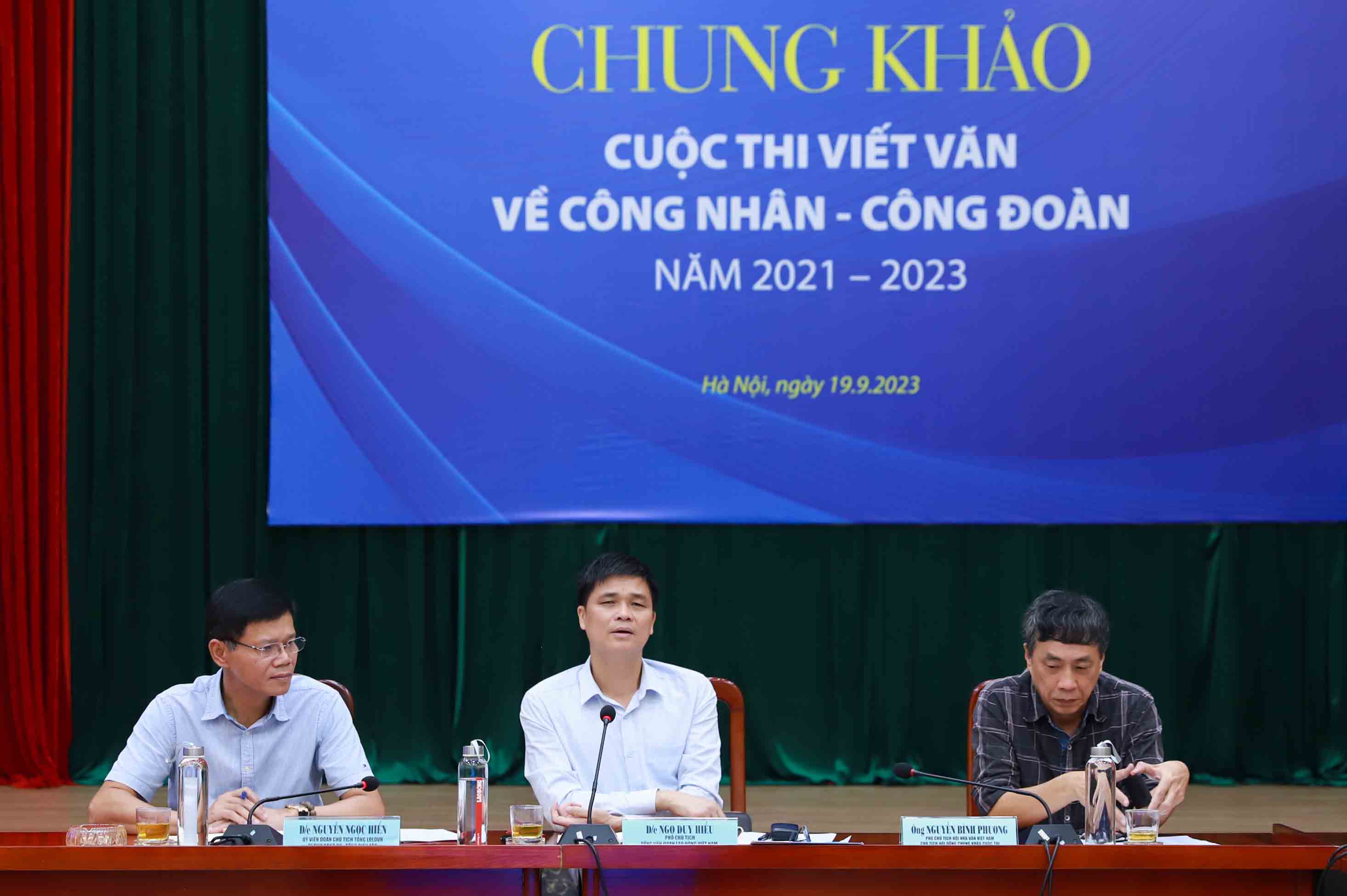 Phó Chủ tịch Tổng LĐLĐVN Ngọ Duy Hiểu (giữa ảnh) phát biểu tại buổi làm việc. Ảnh: Thế Kỷ