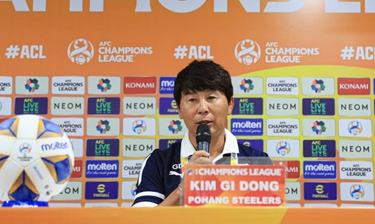 Huấn luyện viên Kim Gi-dong của câu lạc bộ Pohang Steelers. Ảnh: Minh Dân