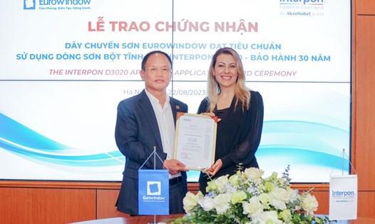 AkzoNobel trao chứng nhận dây chuyền sơn đạt tiêu chuẩn bảo hành 30 năm cho Eurowindow tại Hà Nội. Ảnh: Khánh Vy