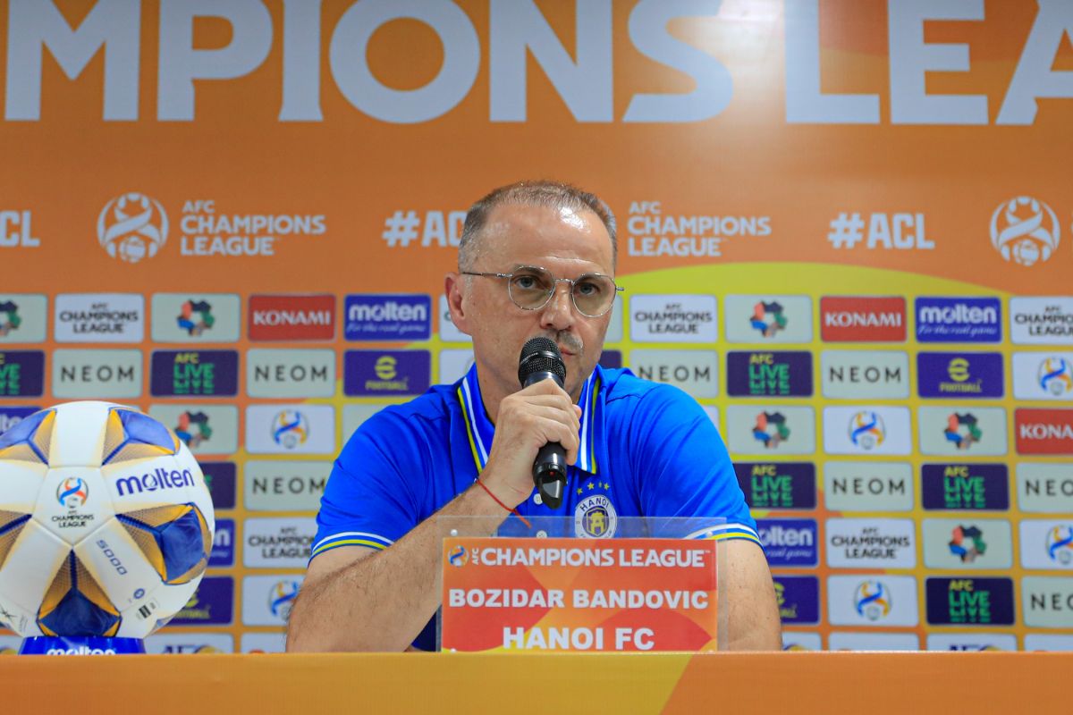 Huấn luyện viên Bandovic có niềm tin vào màn trình diễn của Hà Nội Fc trước Pohang Steelers. Ảnh: Minh Dân