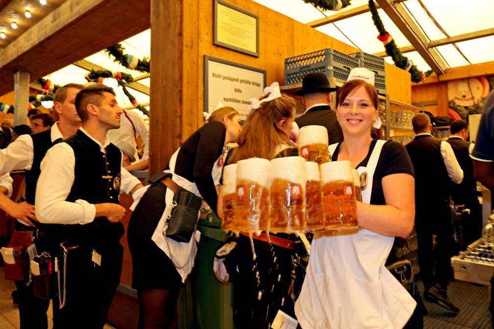 Những ly bia được phục vụ miễn phí trong lễ hội. Ảnh: oktoberfest.de.