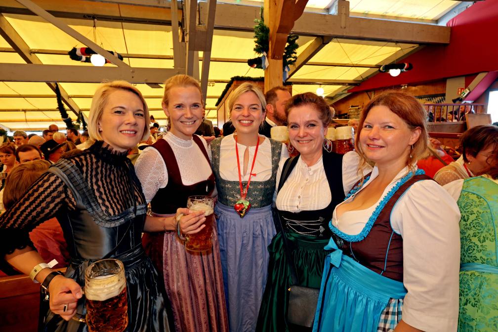 Các du khách mặc trang phục truyền thống của Bavaria. Ảnh: oktoberfest.de.